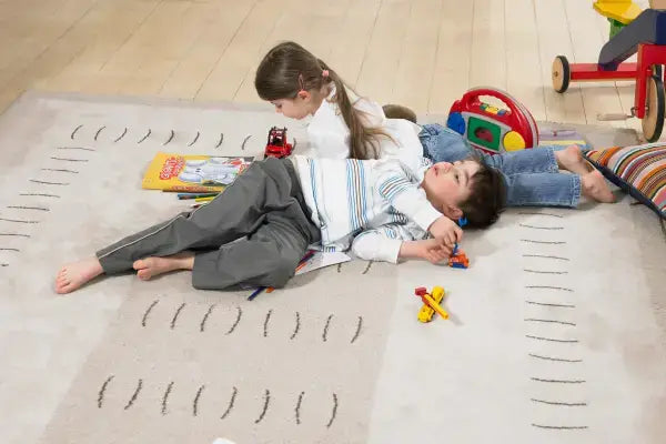 Spielende Kinder auf einem Teppich